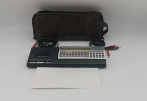 Getestet + Überholt - TRS-80 Pocket Computer, neues Batt Pack, Ledertasche - Bild 1 von 5