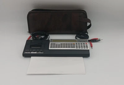 Probado + Reacondicionado - Computadora de Bolsillo TRS-80, Paquete de Batería Nuevo, Estuche de Cuero Foto 1 de 4