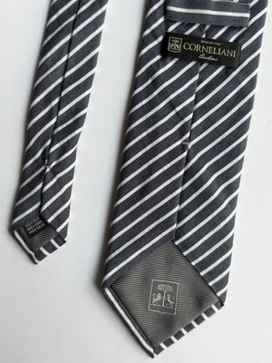 Corbata de seda contemporánea Corneliani gris claro multi rayas 3,5” X 60” Italia  Foto 1 de 3