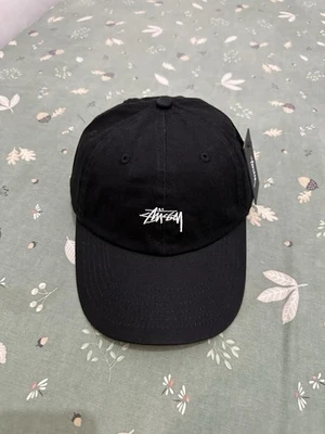 Gorra Stussy Stock Low Profile - Negra (Logo Blanco) Foto 1 de 4