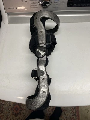 Rodillera derecha pequeña hecha a medida Foto 1 de 4