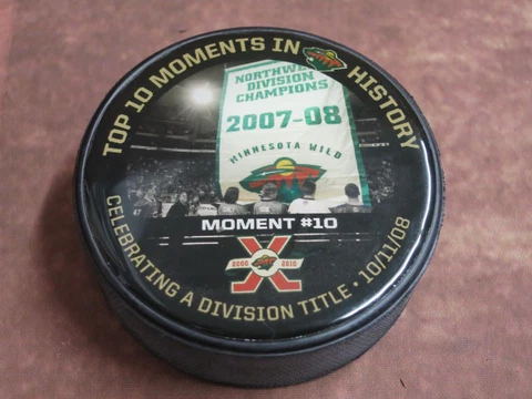 Celebrating A Division Title 10/11/08 Souvenir Hockey Puck HP 1542 Cover
