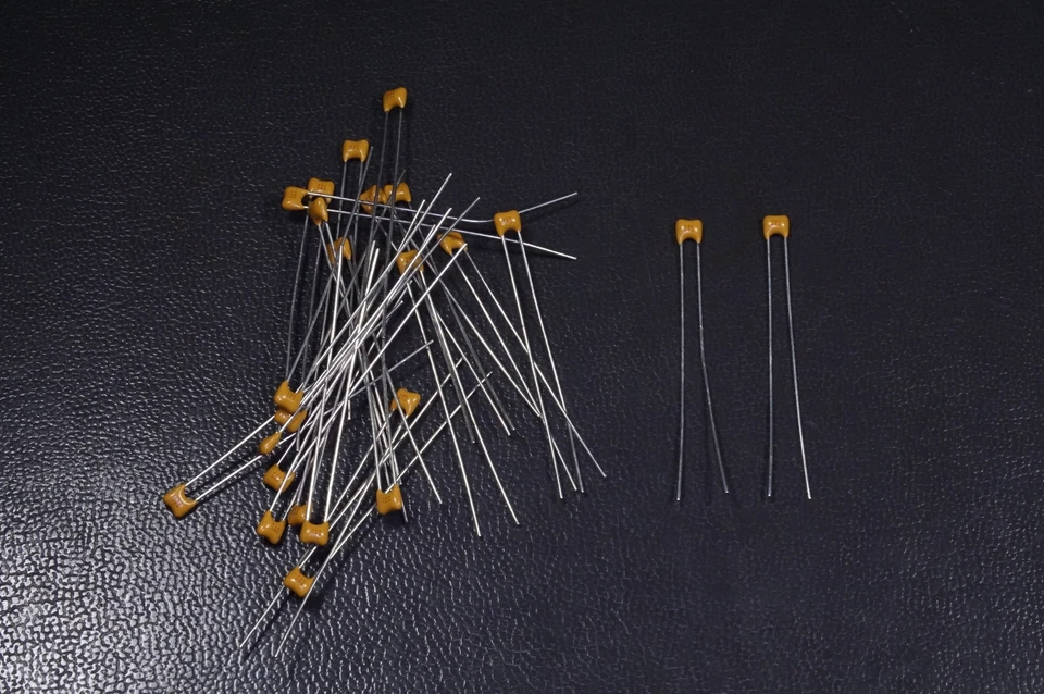 Lote de 24 Condensadores Cerámicos SR151A220JAA AVX 100V 22pF 10% Radial X7R NOS Foto 1 de 1