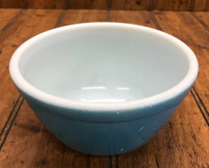 Small Pyrex Robin Egg Blue Mixing Bowl Vintage 5-1/2" diam. x 3-1/4" tall - Picture 1 of 4
