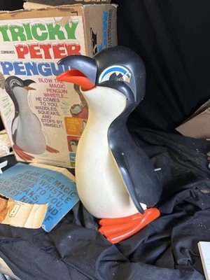 De colección Tricky Peter Penguin Remco con Silbato y Caja Look Foto 1 de 4