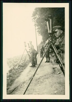 Foto Wehrmacht Soldaten am Scherenfernrohr - Gefechtsfeldbeobachtung im Gelände - Bild 1 von 2
