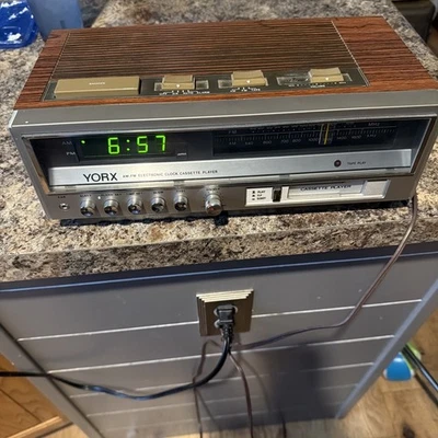 Yorx R5190 AM/FM Alarm Radio (Rare Green LED) TESTED -FULLY FUNCTIONAL - Image 1 of 4