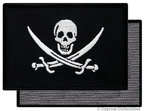 PARCHE DE BANDERA PIRATA JOLLY ROGER Espadas Calavera Jack Calico con Fijador de Marca VELCRO® - Imagen 1 de 1