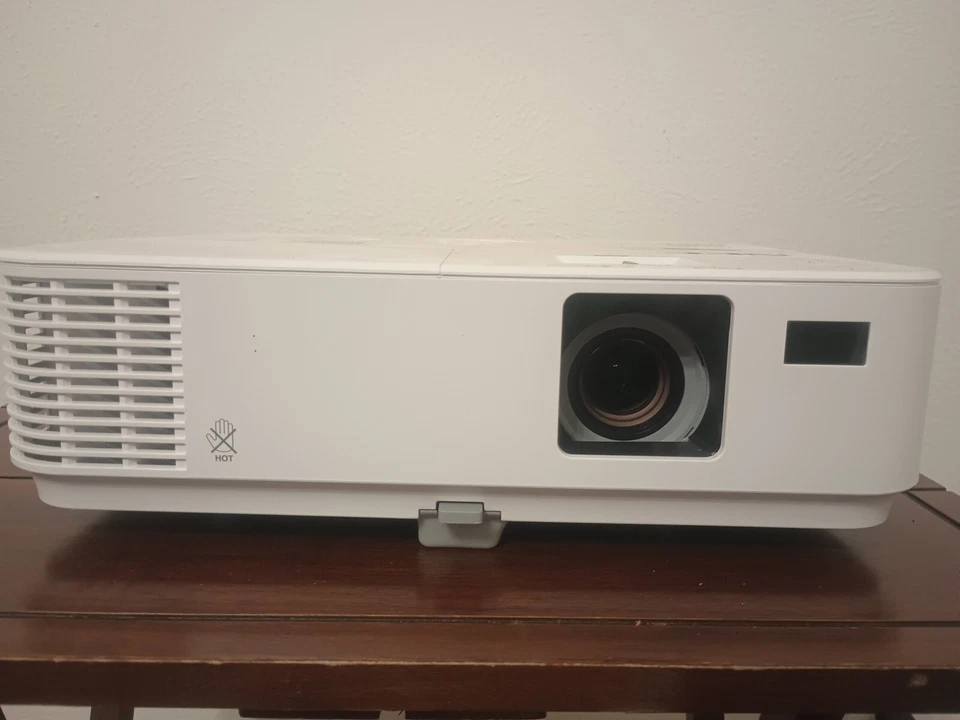 NEC V332W DLP Projector 3300 Lumens PC 3D Ready Full HD HDMI - Image 1 of 4