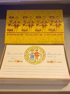 Vintage Box mit 32 unbenutzten Rezeptkarten, HIER IST WAS KOCHT, aktuell inkl. - Bild 1 von 2