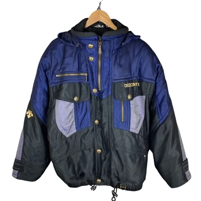 Chaqueta de esquí con logotipo Descente capucha mediana piel negra patrón de bloques de color bolsillos con cremallera Foto 1 de 4