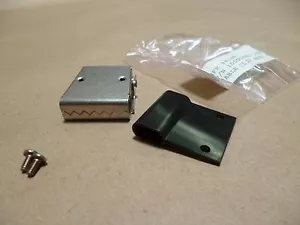 USGI AIRCRAFT PILOT HELMET CABLE CLIP 10090842-102 , 5999-01-218-2142 - Bild 1 von 4