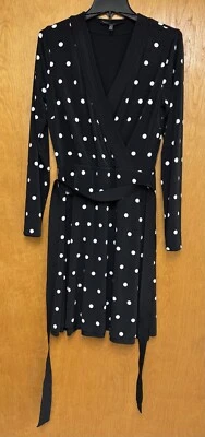 Vestido feminino reversível White House Black Market 8 bolinhas pretas gola surplice - Imagem 1 de 4