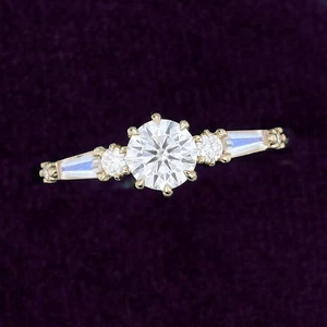 Anillo de compromiso delicado acentuado con piedra lunar anillo de compromiso moissanita corte redondo regalo - Imagen 1 de 6