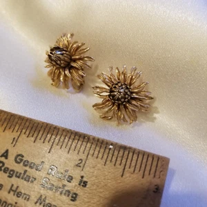 Vintage 1" Corocraft Clip On Earrings Gold Tone Mum Flower Dimensional 3D - Picture 1 of 5