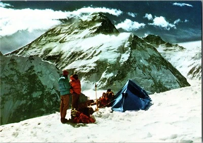 Nepal Mt Everest 1972 cubierta RPPC firmada y transportada por tripulación de expedición alemana Foto 1 de 2