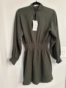 Nuevo con etiquetas Mini Vestido Zara Verde Oliva Oscuro Manga Larga Cuello Alto Cintura Ajustada Pequeño - Imagen 1 de 3