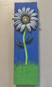 Handmade White Bottle Cap Flower Shock Top Beer Center Hand Painted Reclaim Wood - Picture 1 of 5