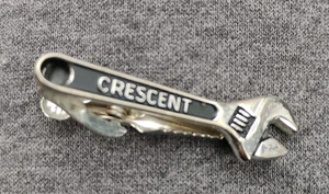 VINTAGE HALBMONDSCHLÜSSEL WERBUNG KRAWATTENKLAMMER / STANGE - Bild 1 von 2