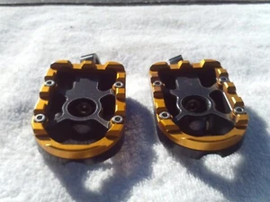 Bear Claw Driver Footpegs black #08-646-3 Harley Davidson - Picture 1 of 4
