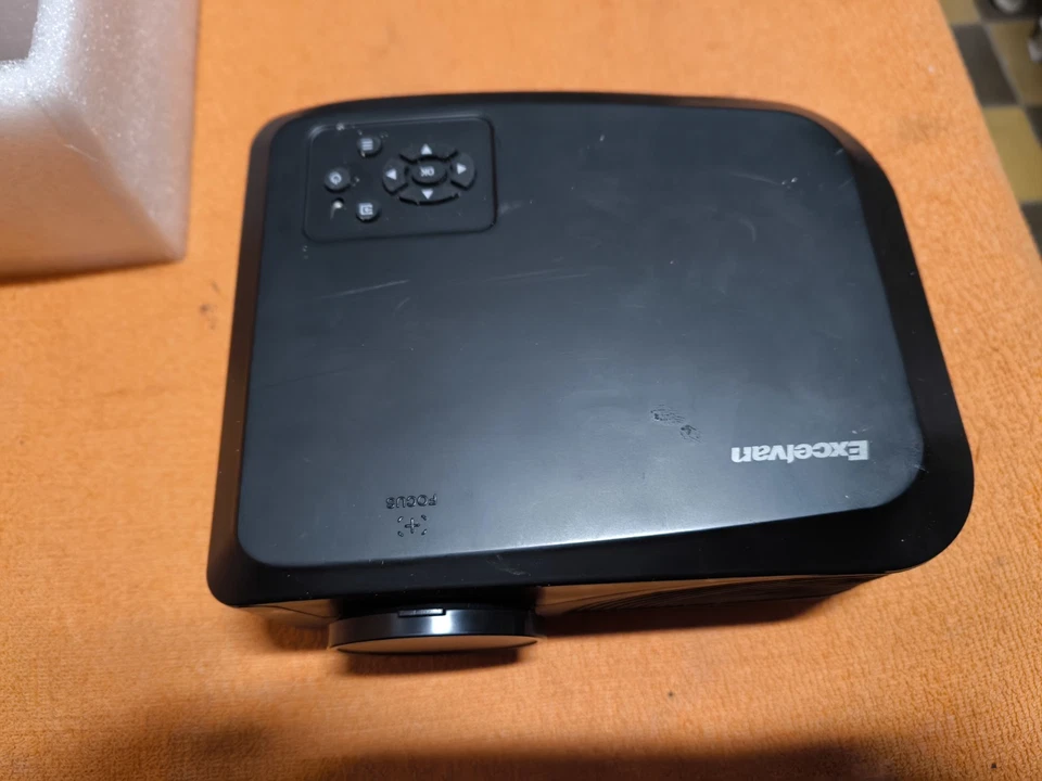 LED Projektor, kaum benutzt - Bild 1 von 4