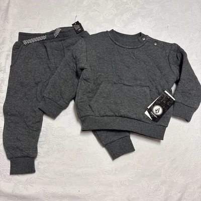 Conjunto Jogger Volcom Baby Boy 2 Peças Cinza Acolchoado Tamanho 18M, Novo com etiquetas - Imagem 1 de 4