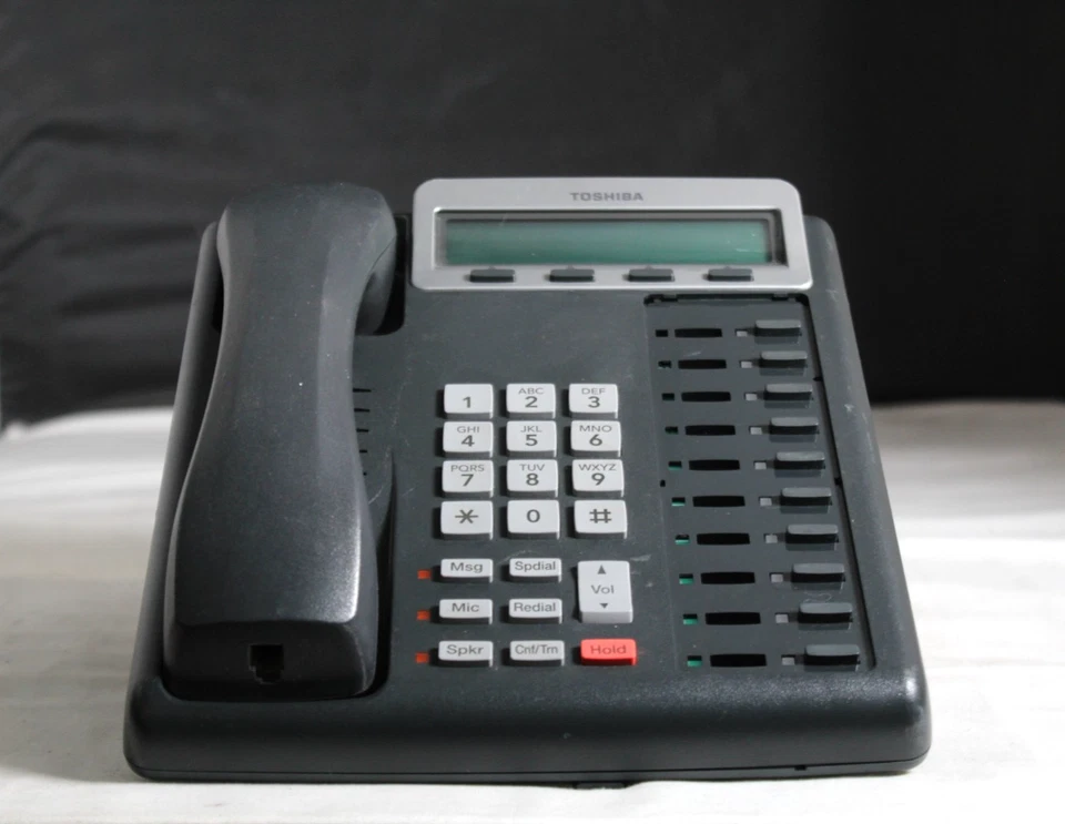 Lote de 10 teléfonos de oficina IP Toshiba DKT3210-SD con teléfonos y soportes Foto 1 de 4