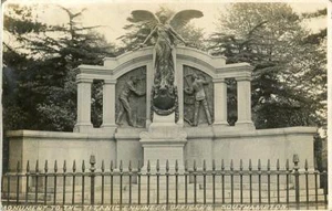 RP POSTCARD OF THE MONUMENT TO TITANIC ENGINEER OFFICERS, SOUTHAMPTON, HAMPSHIRE - Picture 1 of 2