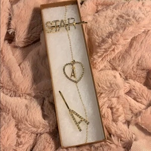Necklace & Hairpins - Picture 1 of 11