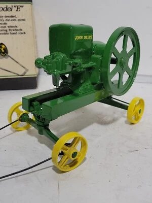 VTG ERTL 1/6 SCALE JOHN DEERE MODEL E ENGINE WITH BOX - Image 1 of 4
