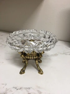 Vintage geschliffenes Glas Aschenbecher Kompott auf verziertem Messingfuß Sockel Hollywood Reg. - Bild 1 von 10