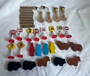 SURTIDO DE ANIMALES DE MADERA, PERSONAS Y LETREROS - AÑADIR PARA UN JUEGO DE TREN DE MADERA - Imagen 1 de 1