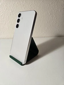 3D Printed Phone Stand – Pine Green PLA+ Desk Holder for Smartphones - Photo 1 sur 8