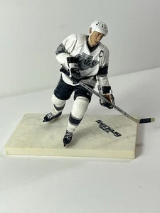 Figura Wayne Gretzky in White Los Angeles Kings NHL McFarlane Legends Serie 2 - Imagen 1 de 14