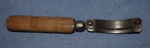 Antique Early 1900's Potato Vegetable Peeler Wooden Handle Kitchen Gadget - Afbeelding 1 van 2