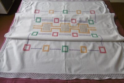 Jolie nappe entourée de DENTELLE et BRODéE MAIN - Photo 1/3