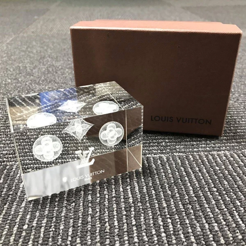 Pisapapeles LOUIS VUITTON monograma cristal edición limitada con caja Foto 1 de 4