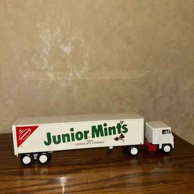 Winross Diecast 1/64 Scale Truck Winross Chuckles/Junior Mint's Cargo 1982 - Image 1 of 4