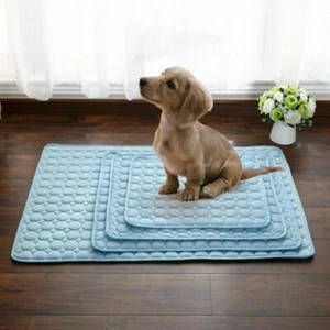 Alfombra de enfriamiento para mascotas almohadilla fría cómoda cojín de seda helada manta para perro gato - Imagen 1 de 13