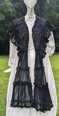 CAPA ACANALADA MOIRE SEDA NEGRA 19 GÓTICO VICTORIANO CON COLAS LARGAS PARA VESTIR Foto 1 de 4
