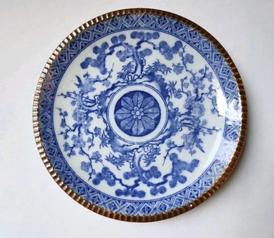 Antiguo plato japonés de porcelana azul y blanco - crisantemo y pino, 9,75" Foto 1 de 4