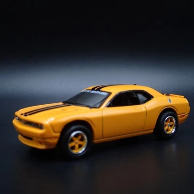 Modello Auto Diecast In Scala 1/64 DODGE CHALLENGER SRT8 PETTYS GARAGE 2011-2023 - Immagine 1 di 4