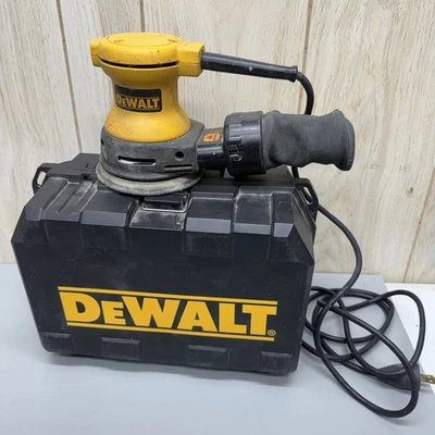 Lijadora de palma orbital aleatoria con cable DeWALT DW421, con estuche Foto 1 de 4
