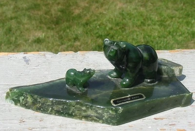 Oso de piedra de jade genuino vintage con cachorro hecho en Alaska escultura recuerdo Foto 1 de 4