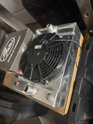 CSF 7065 The KING 冷却器小型紧凑型铝制散热器和 9 英寸 Spal 风扇拖动 — 第 1/4 张图片