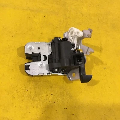 NUEVO AUDI A4 QUATTRO 2017-2023 TAPA MALETERO TRASERO PESTILLO BLOQUEO ACTUADOR OEM 8W0-827-503 Foto 1 de 4