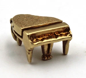 14K Yellow Gold Vintage Figural Grand Piano with Opening Top Charm 2.8 Grams - Picture 1 of 6
