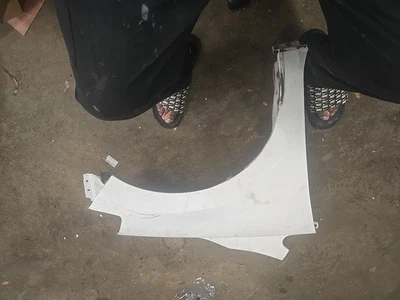 Nissan Versa 2012-2019 guardabarros pasajero derecho QM1 blanco nube Foto 1 de 2