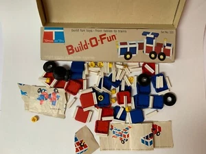Tupperwear Toys Build O Fun Bright Plastic Parts Slide Together Box Set 101 Vtg - Picture 1 of 7