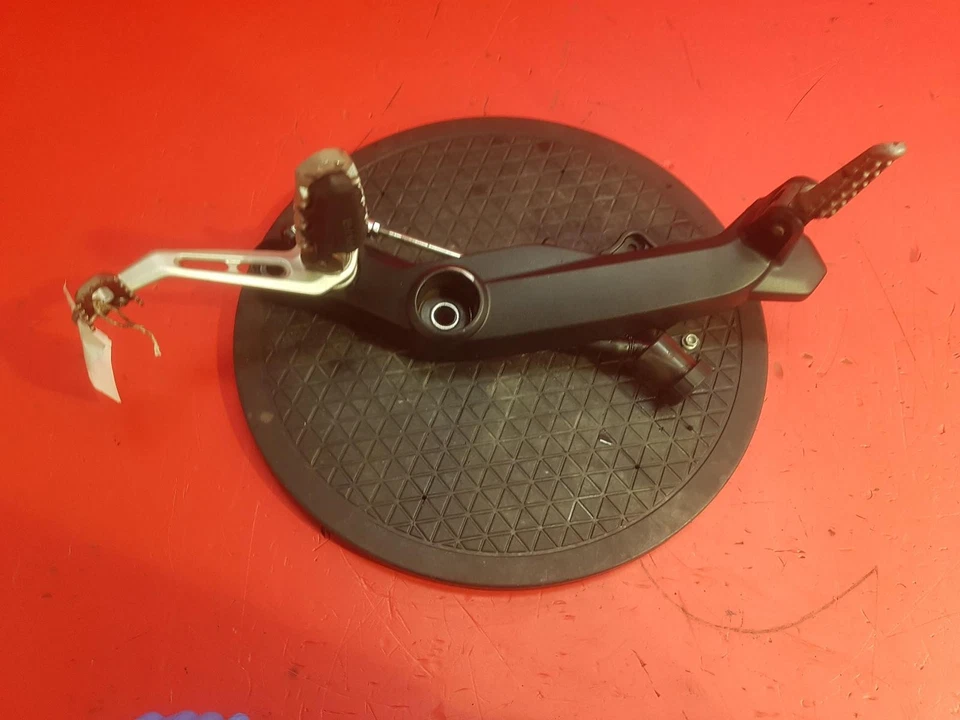 DUCATI SCRAMBLER FOOTREST RIGHT REAR 2018 - Imagem 1 de 4